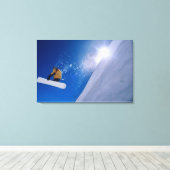 Mann, der auf einem Snowboard durch die Luft flieg Leinwanddruck (Insitu (Holzboden))