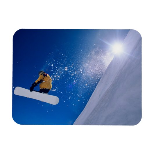 Mann, der auf einem Snowboard durch die Luft flieg Magnet (Horizontal)