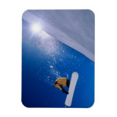 Mann, der auf einem Snowboard durch die Luft flieg Magnet (Vertikal)