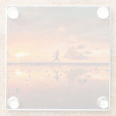 Mann, der auf Strand am Sonnenuntergang läuft Glasuntersetzer (Rückseite)