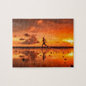 Mann, der auf Strand am Sonnenuntergang läuft Puzzle (Horizontal)