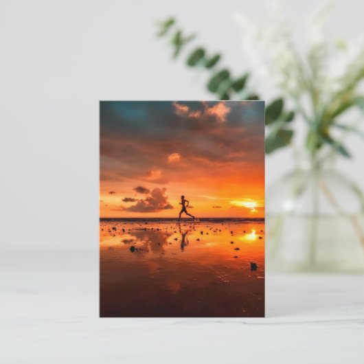 Mann, der bei Sunset am Strand läuft Postkarte (Stehend Vorderseite)