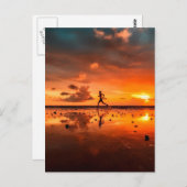 Mann, der bei Sunset am Strand läuft Postkarte (Vorne/Hinten)