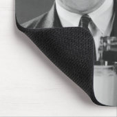 Mann, der Bier aus der Flasche in den Krug gießt ( Mousepad (Ecke)