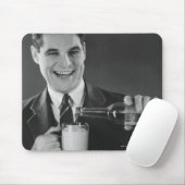 Mann, der Bier aus der Flasche in den Krug gießt ( Mousepad (Mit Mouse)