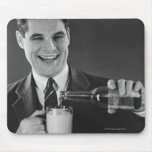 Mann, der Bier aus der Flasche in den Krug gießt ( Mousepad (Vorne)