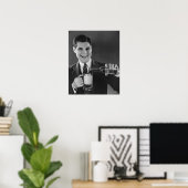 Mann, der Bier aus der Flasche in den Krug gießt ( Poster (Heimbüro)