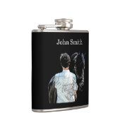 Mann, der die dunkle Trinkflasche für Pferde hält Flachmann (Rechts)