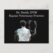 Mann, der die schwarze Postkarte des Pferdes hält