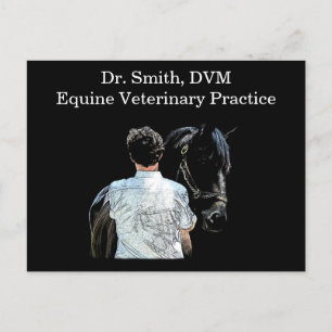 Mann, der die schwarze Postkarte des Pferdes hält