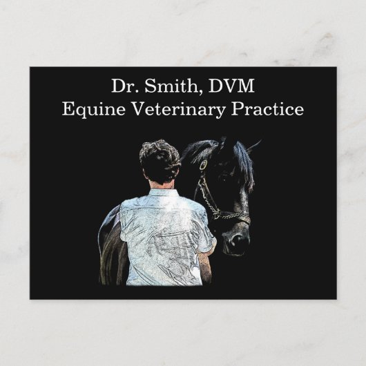 Mann, der die schwarze Postkarte des Pferdes hält (Vorderseite)