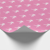 Mann, der die Silhouette der Läufer auf rosa Hinte Geschenkpapier (Ecke)