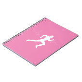 Mann, der die Silhouette der Läufer auf rosa Hinte Notizblock (Linke Seite)