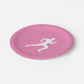 Mann, der die Silhouette der Läufer auf rosa Hinte Pappteller (Schrägansicht)