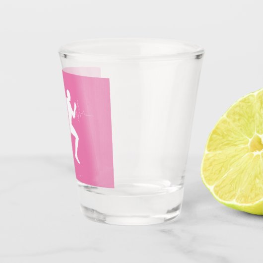 Mann, der die Silhouette der Läufer auf rosa Hinte Schnapsglas (Rechts)