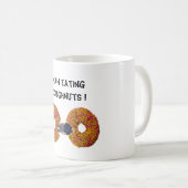 Mann, der Donuts isst Kaffeetasse (VorderseiteRechts)