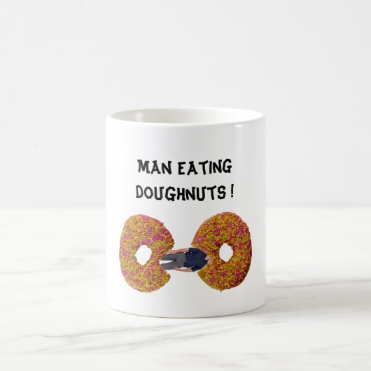 Mann, der Donuts isst Kaffeetasse (Mittel)
