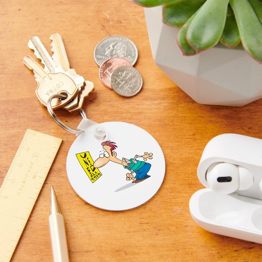 Mann, der eine Augenkarte liest Schlüsselanhänger