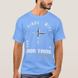 Mann, der eine Ehefrau findet, die er findet, eine T-Shirt