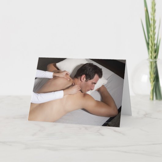 Mann, der eine hintere Massage von der Frau hat Karte (Vorderseite)