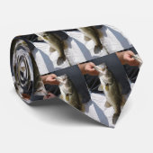 Mann, der einen großen Mund Bass hält Krawatte (Gerollt)