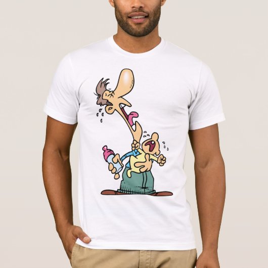 Mann, der einen waschenden T - Shirt von Mens hält (Vorderseite)