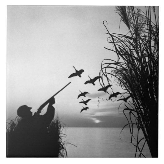 Mann, der Enten jagt Fliese (Vorderseite)