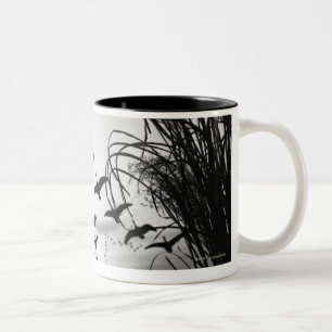 Mann, der Enten jagt Zweifarbige Tasse
