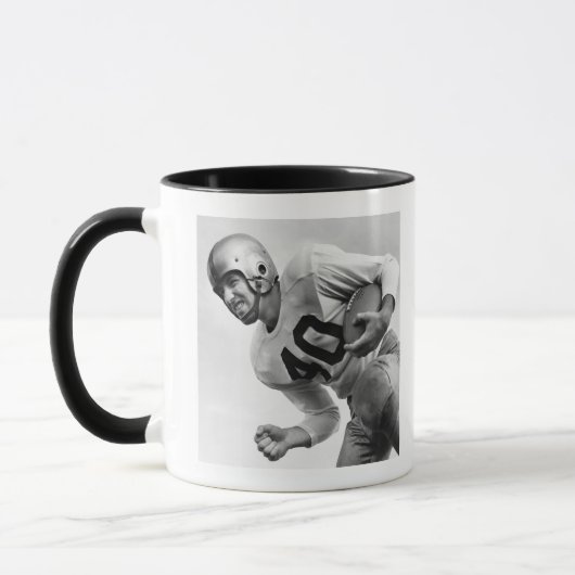 Mann, der Fußball 3 spielt Tasse (Links)