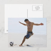 Mann, der Fußball am Strand tritt Postkarte (Vorne/Hinten)