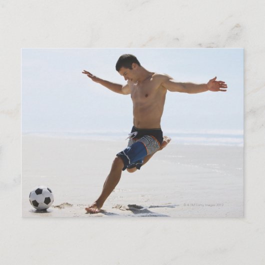Mann, der Fußball am Strand tritt Postkarte (Vorderseite)