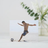 Mann, der Fußball am Strand tritt Postkarte (Stehend Vorderseite)