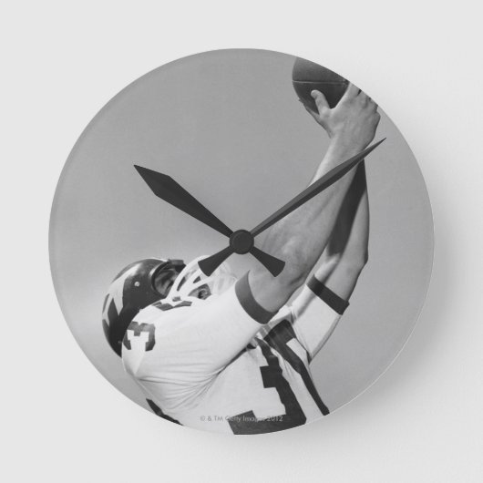 Mann, der Fußball spielt Runde Wanduhr (Vorderseite)