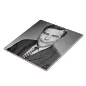 Mann, der Gesicht macht Fliese (Seite)