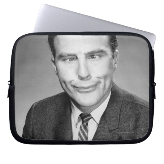 Mann, der Gesicht macht Laptopschutzhülle (Vorderseite)