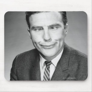 Mann, der Gesicht macht Mousepad