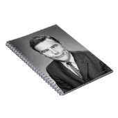 Mann, der Gesicht macht Notizblock (Rechte Seite)