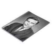 Mann, der Gesicht macht Notizblock (Linke Seite)