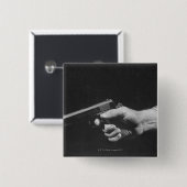 Mann, der Gewehr hält Button (Vorne & Hinten)