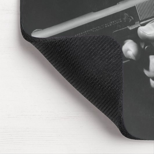 Mann, der Gewehr hält Mousepad (Ecke)