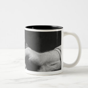 Mann, der Gewehr hält Zweifarbige Tasse