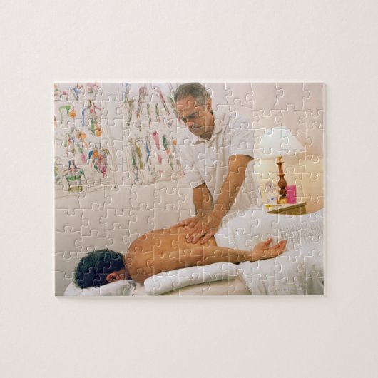 Mann, der Massage erhält Puzzle (Horizontal)