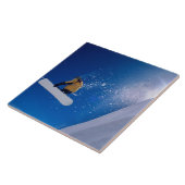 Mann, der mit einem Snowboard durch die Luft flieg Fliese (Seite)