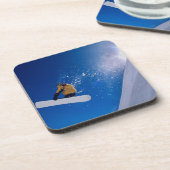 Mann, der mit einem Snowboard durch die Luft flieg Getränkeuntersetzer (Linke Seite)