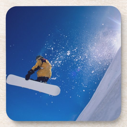 Mann, der mit einem Snowboard durch die Luft flieg Getränkeuntersetzer (Vorderseite)