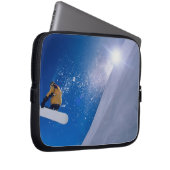 Mann, der mit einem Snowboard durch die Luft flieg Laptopschutzhülle (Vorne Rechts)