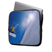 Mann, der mit einem Snowboard durch die Luft flieg Laptopschutzhülle (Vorderseite Links)