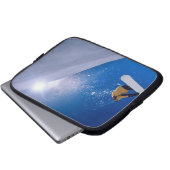 Mann, der mit einem Snowboard durch die Luft flieg Laptopschutzhülle (Vorne Knopf)