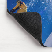 Mann, der mit einem Snowboard durch die Luft flieg Mousepad (Ecke)