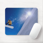 Mann, der mit einem Snowboard durch die Luft flieg Mousepad (Mit Mouse)